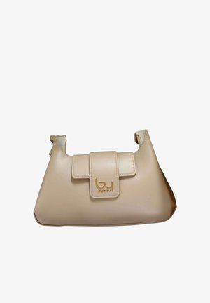Borsa a tracolla in pelle beige con forma curva, chiusura a patta e logo "Bvlgari" in tonalità oro sulla parte anteriore.