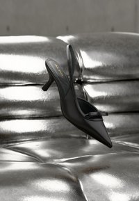 Избран, black