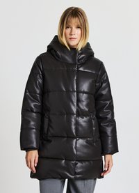 Manteau rembourré noir avec finition brillante, col montant et grande capuche. Comprend deux poches latérales et une silhouette carrée.