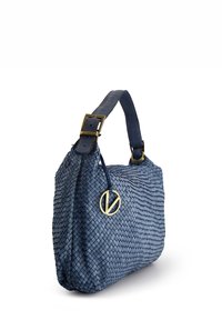 Geweven marineblauwe lederen handtas met een gestructureerde vorm, een stevige schouderriem en een goudkleurig metalen accent. Beschikt over een textuur oppervlak en een stijlvolle sluiting.