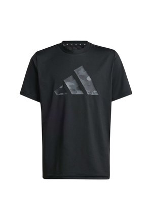 Dos jóvenes sonriendo, vestidos con camisetas negras con logos de Adidas de estampado camuflaje y pantalones camuflados negros y grises a juego, de pie uno al lado del otro.