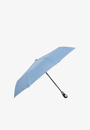 Jasnoniebieski, kompaktowy parasol z czarnym trzonkiem i pętlą w uchwycie, w pełni otwarty na białym tle.