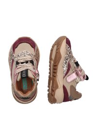Zapatillas con una parte superior en tonos beige y burdeos, adornadas con acentos de purpurina rosa. Suela de goma gruesa con patrones de tracción. Los cordones presentan un logo prominente.
