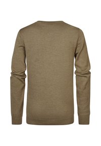 Pull en laine brun avec des manches longues et un col rond. Texture lisse avec un ourlet et des poignets côtelés. Design simple, couleur unie.