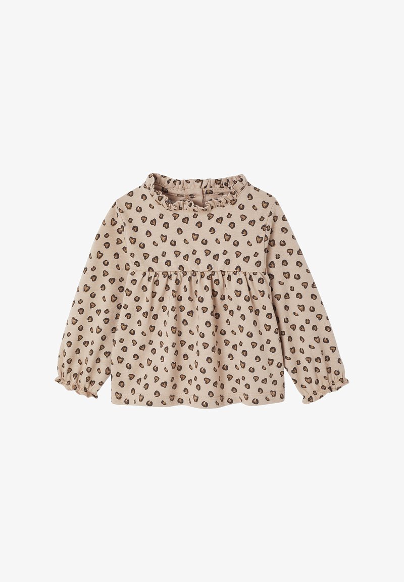 Beige Langarmtop mit Rüschenausschnitt und elastischen Bündchen, das ein Muster von dunkelbraunen Herzen aufweist, die gleichmäßig verteilt sind.