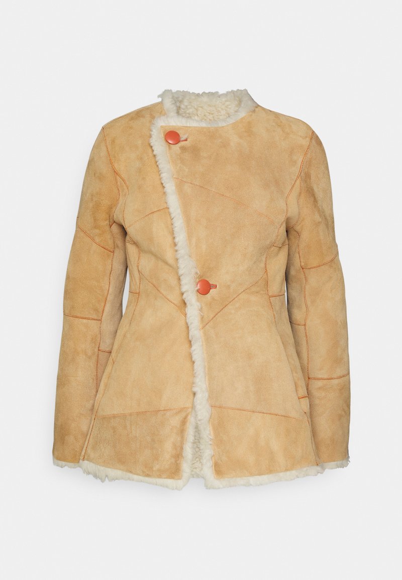 By Malene Birger Leren jas okergeel