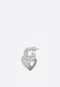 Candado en forma de corazón plateado con una textura brillante y suave, y un arco curvado. Presenta un pequeño agujero para llave en la parte superior para el mecanismo de cierre.