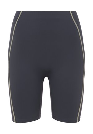 Shorts de sport noirs jusqu'aux genoux avec des coutures latérales de couleur claire et une coupe lisse et ajustée.
