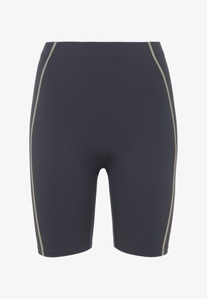 Shorts de sport noirs jusqu'aux genoux avec des coutures latérales de couleur claire et une coupe lisse et ajustée.