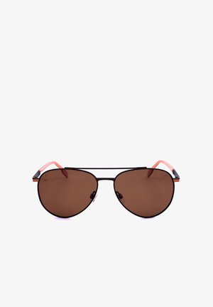 Occhiali da sole stile aviator con sottili montature in metallo nero e lenti marroni sfumate, con terminali delle aste color corallo.