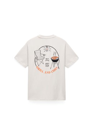 White T-shirt with a back print showing a folding chair, grill with sausages, lantern, and text "425°F grilling, 600°F baking pizzas, GRILL AND CHILL."