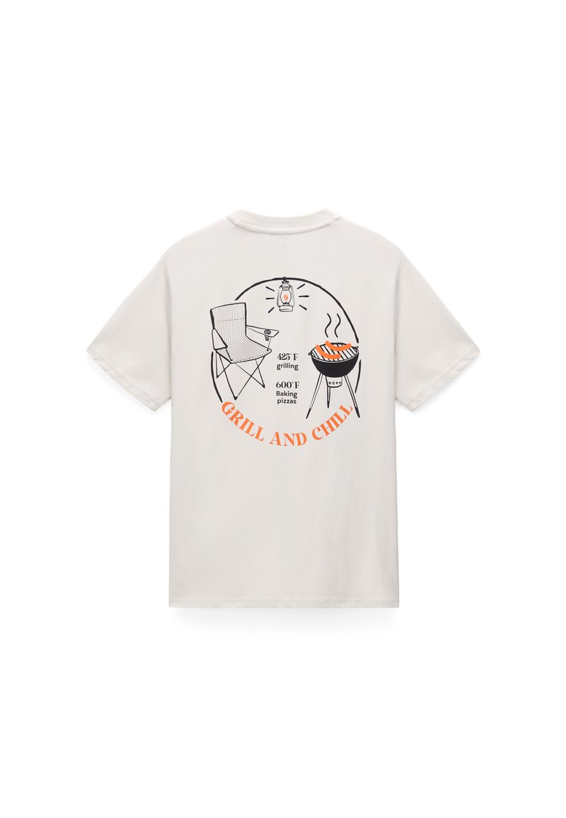 Weißes T-Shirt mit einem Rückendruck, der einen Klappstuhl, einen Grill mit Würstchen, eine Laterne und den Text "425°F grillen, 600°F Pizza backen, GRILL UND RELAXEN" zeigt.