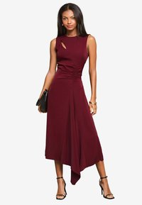 Lipsy PETITE FIT - SLEEVELESS RUCHED FRONT ASYMMETRICAL - Vapaa-ajan mekko - burgundy red