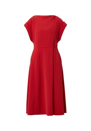 Abito rosso, di lunghezza al ginocchio, realizzato in un tessuto morbido. Presenta un collo rotondo, maniche a cappuccio e una gonna svasata fluida con pieghe laterali.