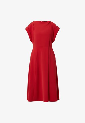 Abito rosso, di lunghezza al ginocchio, realizzato in un tessuto morbido. Presenta un collo rotondo, maniche a cappuccio e una gonna svasata fluida con pieghe laterali.