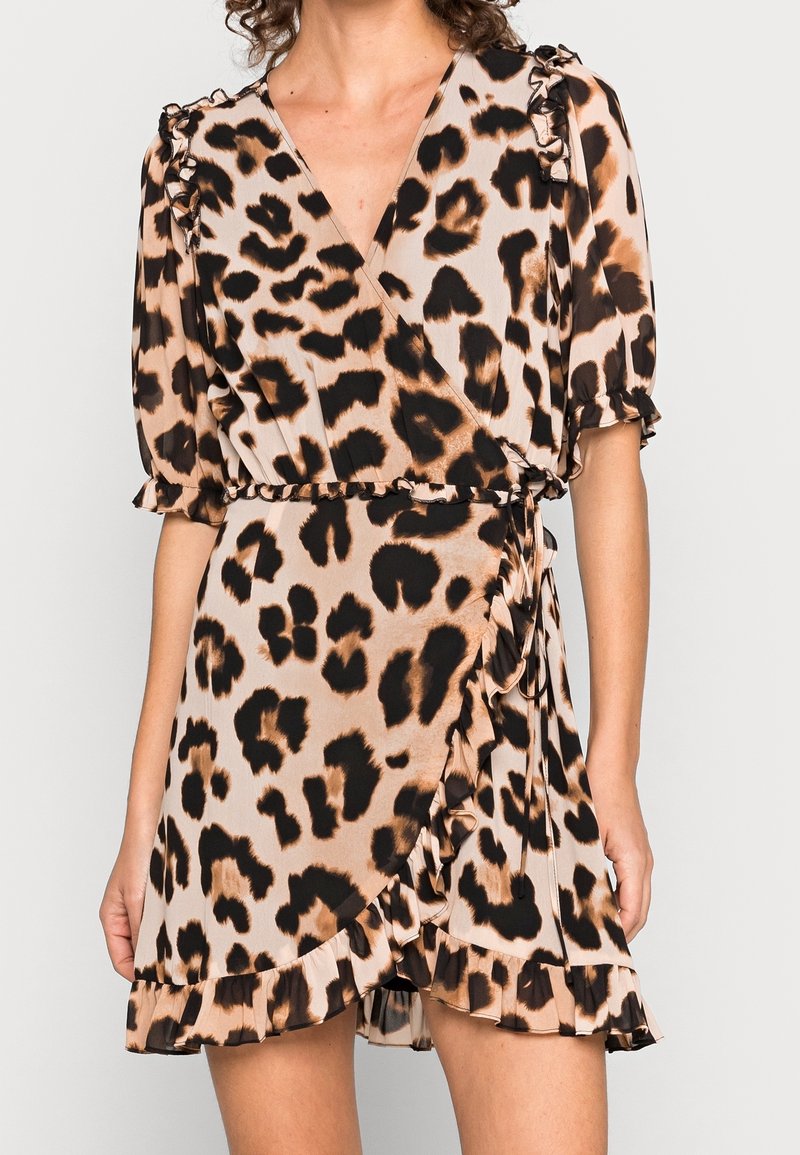 Robe portefeuille imprimé léopard en beige clair avec des taches noires et brunes. Éléments de manches à volants et d'ourlet de jupe. Tissu léger et doux.