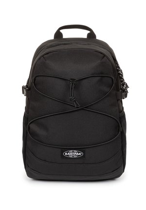 Sort Eastpak rygsæk med front elastisk snor, topgreb, sidelommer og logoemblem centreret nederst foran.