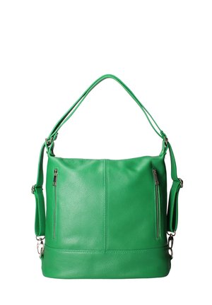 Sac à épaule en cuir vert avec une texture granuleuse, deux poches avant zippées et une large bandoulière, avec des accents en métal argenté.