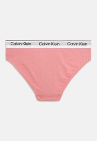 Calvin Klein női bikini fehérnemű puha rózsaszín pamutból, fekete-fehér logós övvel a derékon. Szokásos szabású és sima tapintású.