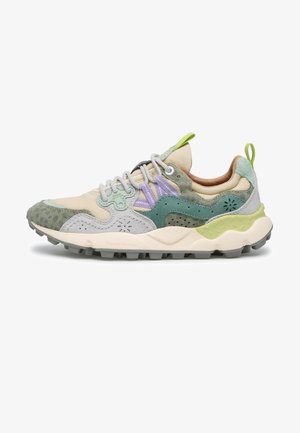 Chunky sneaker met beige, groene, grijze, paarse en neongele details, voorzien van gestructureerd suède en een vetersluiting op een robuuste zool.