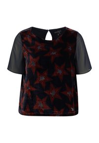 Top de terciopelo negro con patrones de estrellas en rojo y gris, mangas cortas transparentes, cuello redondo y detalle de abertura en la espalda.