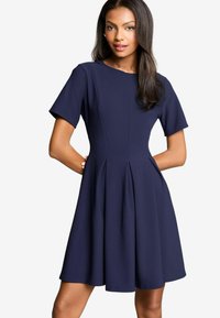 Lipsy REGULAR FIT - SHORT SLEEVE PLEATED - Vapaa-ajan mekko - navy