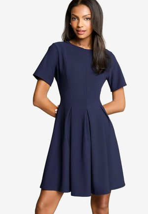 Lipsy REGULAR FIT - SHORT SLEEVE PLEATED - Vapaa-ajan mekko - navy