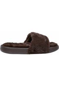 Brune faux pels skyvesandal med en myk, strukturert overdel og en solid mørk såle. Åpen tå-design uten bakside gir enkel påkledning.