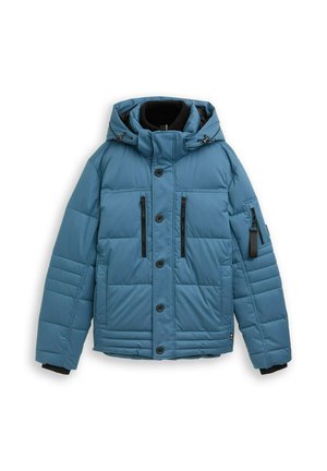 Hellblau gepufferte Jacke mit Kapuze, ausgestattet mit schwarzen Reißverschlusstaschen, Knöpfen und gerippten Bündchen; aus Nylon mit glatter Textur.