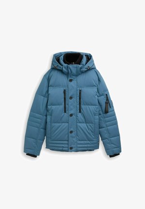 Hellblau gepufferte Jacke mit Kapuze, ausgestattet mit schwarzen Reißverschlusstaschen, Knöpfen und gerippten Bündchen; aus Nylon mit glatter Textur.