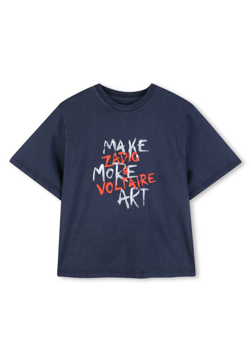 Μπλε μπλουζάκι από βαμβάκι με γραφικό τύπωμα σε λευκό και πορτοκαλί κείμενο που αναγράφει "MAKE ZADIG MORE VOLTAIRE ART." Κοντά μανίκια, χαλαρή εφαρμογή.