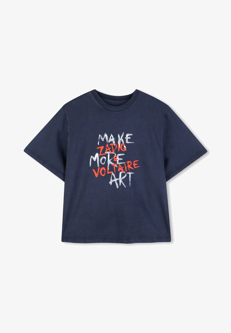 Μπλε μπλουζάκι από βαμβάκι με γραφικό τύπωμα σε λευκό και πορτοκαλί κείμενο που αναγράφει "MAKE ZADIG MORE VOLTAIRE ART." Κοντά μανίκια, χαλαρή εφαρμογή.