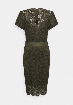 Robe en dentelle longueur genou couleur vert olive avec motif floral, manches courtes, ourlet festonné, encolure en V et ceinture assortie en tissu à la taille.