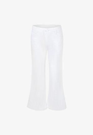 Pantalones acampanados de mezclilla blanca con cierre de botón, bolsillos frontales y una textura suave. El diseño acampanado se extiende desde la rodilla.