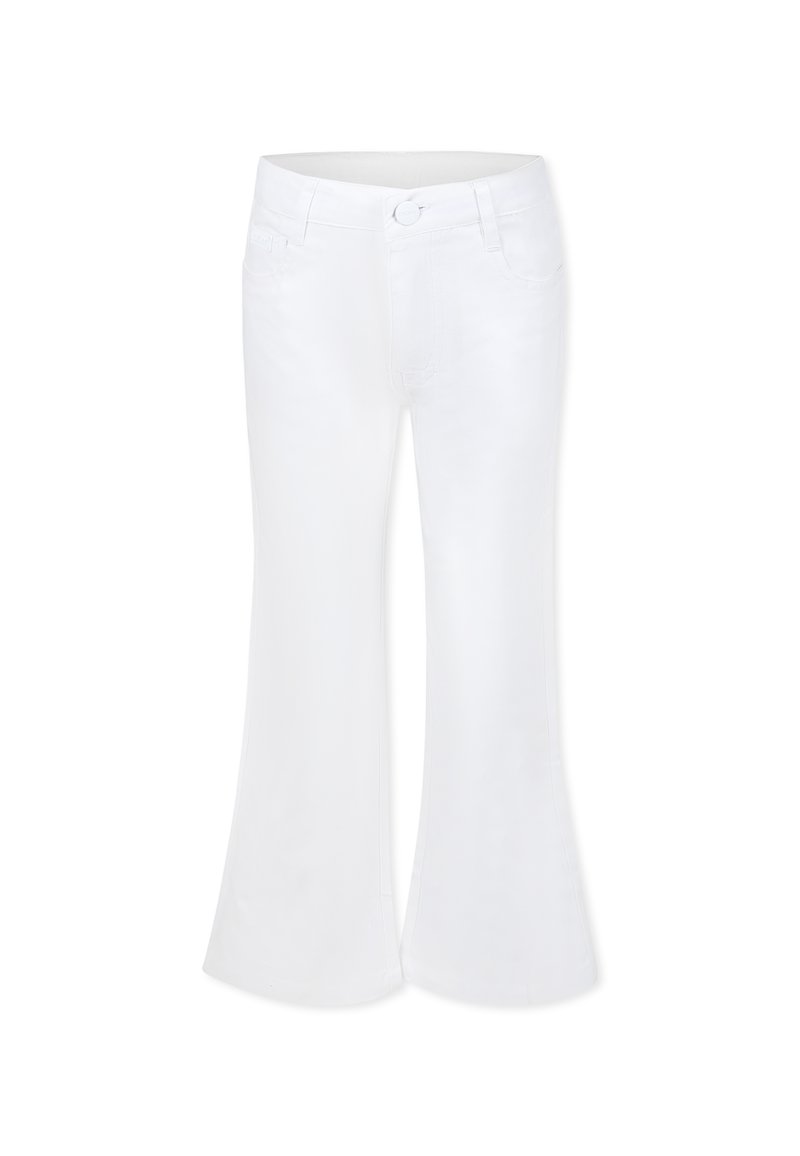 Witte spijkerbroek met flared pijpen, voorzien van een knoopsluiting, voorzakken en een soepele textuur. Het flared ontwerp begint vanaf de knie.