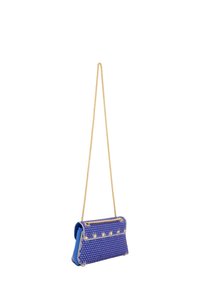Blauwe handtas met verhoogde textuur, gouden kettingband en decoratieve kralen aan de voorkant. Compact rechthoekig formaat met een klep sluiting.