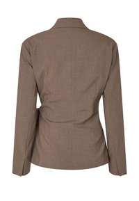 Blazer marron sur mesure avec manches longues, coutures structurées dans le dos et col à revers, vu de dos sur un fond blanc.