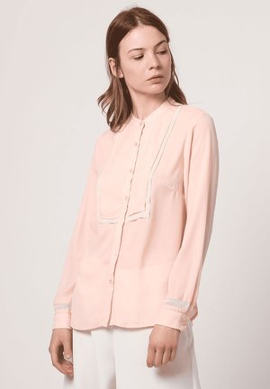 Outfitters Nation, BLUSA FLUIDA CUELLO MAO CON DETALLE CALADO - Blusa - rosa