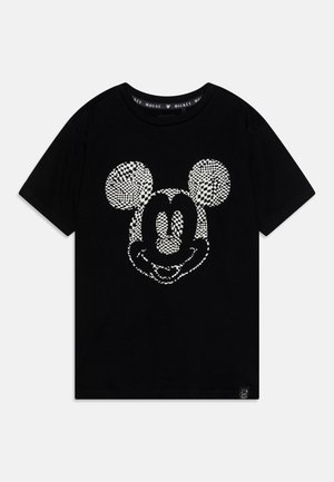 T-shirt noir à manches courtes avec un motif pixellisé du visage blanc et noir de Mickey Mouse au centre devant.