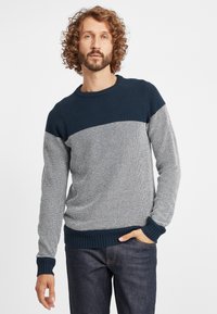 Pullover in maglia caratterizzato da tonalità blu navy e grigio chiaro, con un motivo orizzontale testurizzato e polsini e orlo a coste.