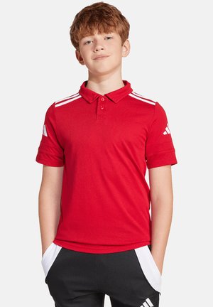 Rode polo met een kraag, twee knopen en witte strepen op de schouders. Glad materiaal, korte mouwen en een getailleerd ontwerp.