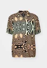Chemise à manches courtes avec un motif abstrait en tourbillons noir et beige, avec une touche de vert clair. Fabriquée en tissu léger, avec un boutonnage sur le devant.