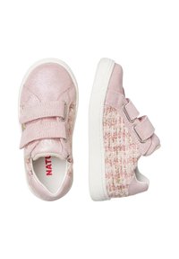 Sneakers rosa per bambini con punta lucida e cinturini in velcro. I lati in tessuto testurizzato presentano un motivo intrecciato. Suole in gomma bianca.