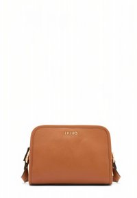 Krēmkrāsas ādas plecu soma ar strukturētu taisnstūrveida formu, noapaļotām malām, zelta logotipu un regulējamu siksnu.