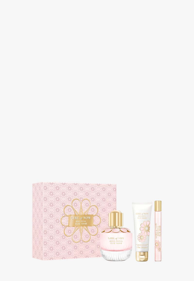 Boîte cadeau rose à motif floral avec un flacon de parfum, un tube de lotion et un spray fin assortis, tous étiquetés « Girl of Now Rose Petal Elie Saab ».
