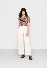 Weekday HARPER TROUSERS - Calças - off-white