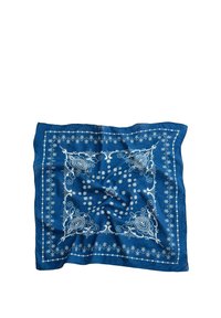 Bandana bleu avec motifs blancs paisley et à pois, posé à plat avec de légers plis.