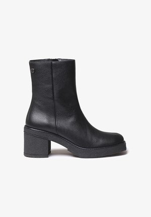 Čierne členkové čižmy z textúrovanej kože s robustným podpätkom a gumovou podrážkou. Majú hladký povrch a detail so zipsom na zadnej strane.