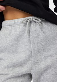 Pieces PCCHILLI - Trainingsbroek - light grey melange