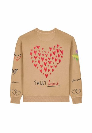 Sweat-shirt beige avec des motifs de cœurs rouges, texte fait à la main « SWEET heart » et « free soul », papillon et accents floraux colorés sur les manches.